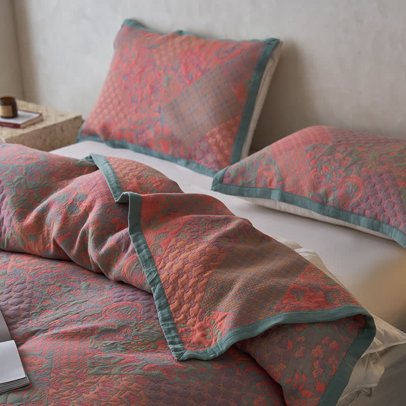 Steppdecke im Retro-Stil mit Blumenmuster aus Baumwollgaze