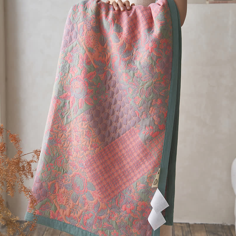 Steppdecke im Retro-Stil mit Blumenmuster aus Baumwollgaze