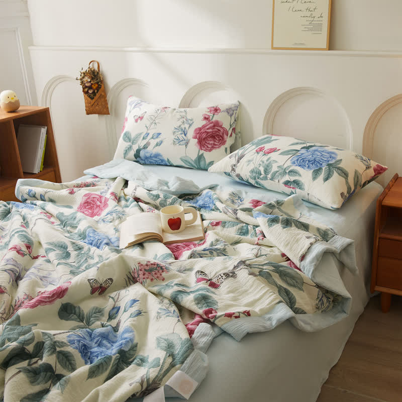 Luxuriöse, weiche Steppdecke aus Baumwollgaze mit Pfingstrosenmotiv