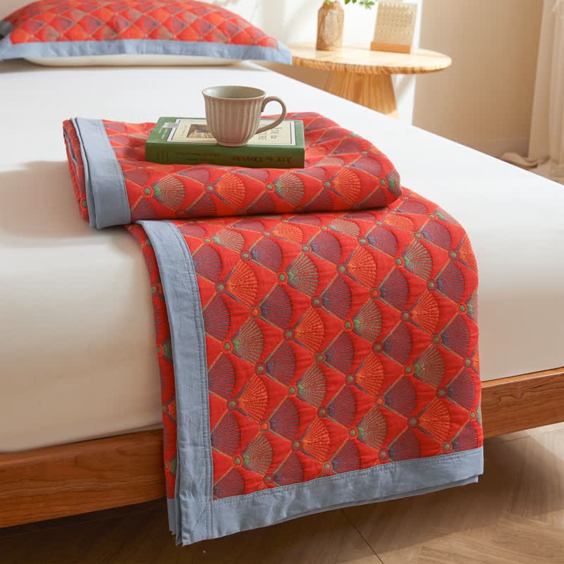 Elegante Steppdecke aus Baumwollgaze mit Pfauenschwanz