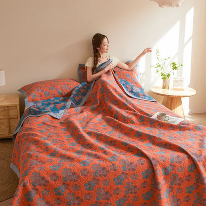 Dreilagige Steppdecke aus Baumwollgaze mit blühenden Blumen