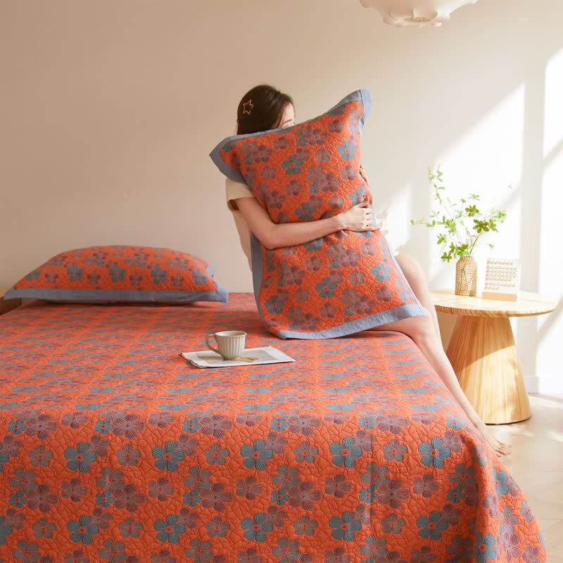 Dreilagige Steppdecke aus Baumwollgaze mit blühenden Blumen