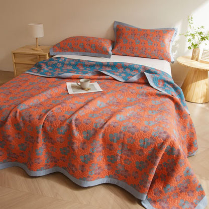 Dreilagige Steppdecke aus Baumwollgaze mit blühenden Blumen