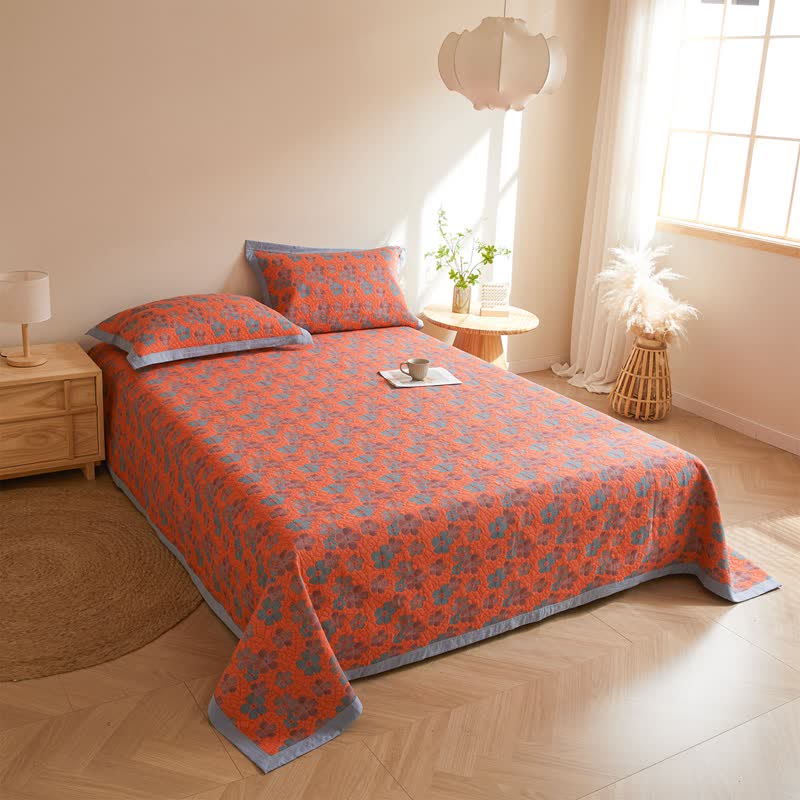 Dreilagige Steppdecke aus Baumwollgaze mit blühenden Blumen