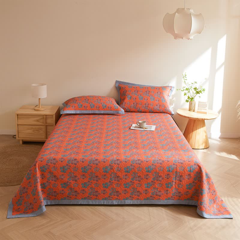 Dreilagige Steppdecke aus Baumwollgaze mit blühenden Blumen