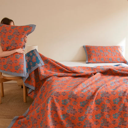 Dreilagige Steppdecke aus Baumwollgaze mit blühenden Blumen