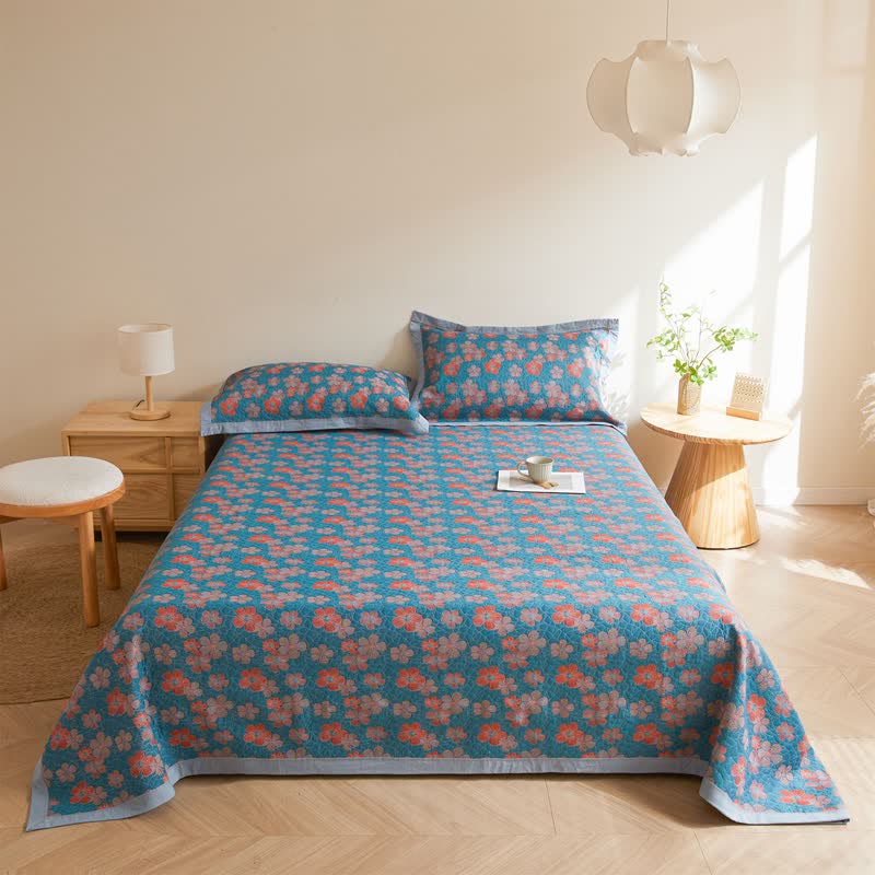 Dreilagige Steppdecke aus Baumwollgaze mit blühenden Blumen