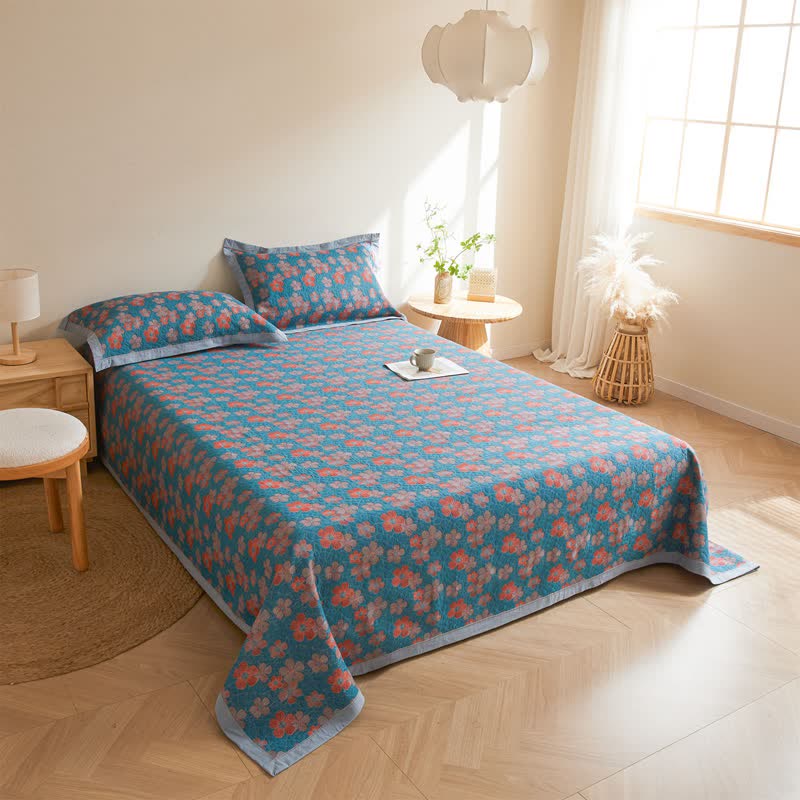 Dreilagige Steppdecke aus Baumwollgaze mit blühenden Blumen