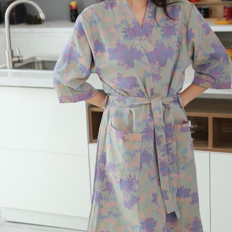 Bademäntel und Kimonos aus Baumwollgaze mit Blumenmuster