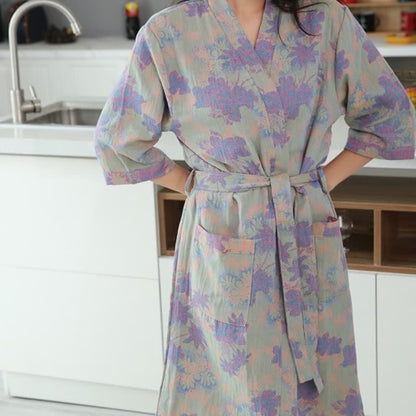 Bademäntel und Kimonos aus Baumwollgaze mit Blumenmuster