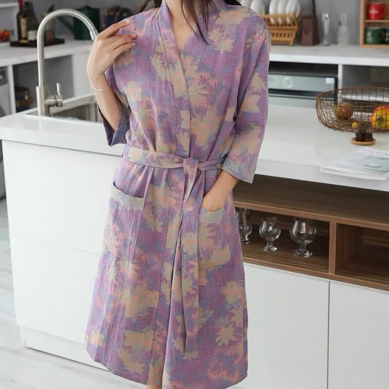 Bademäntel und Kimonos aus Baumwollgaze mit Blumenmuster