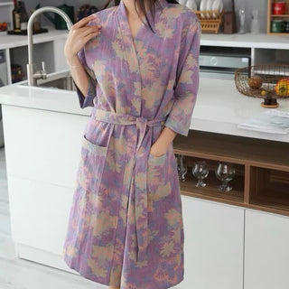 Bademäntel und Kimonos aus Baumwollgaze mit Blumenmuster