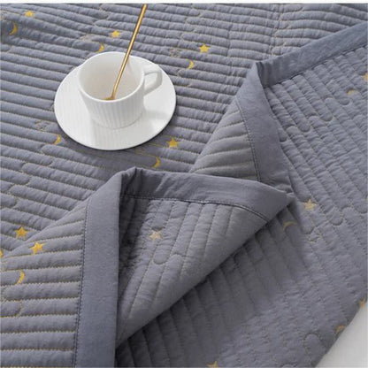 Süße leichte Sommerdecke mit Mond und Sternen