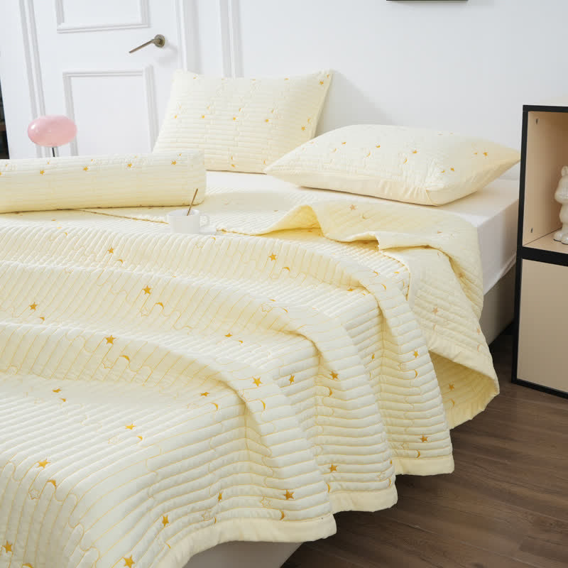 Süße leichte Sommerdecke mit Mond und Sternen