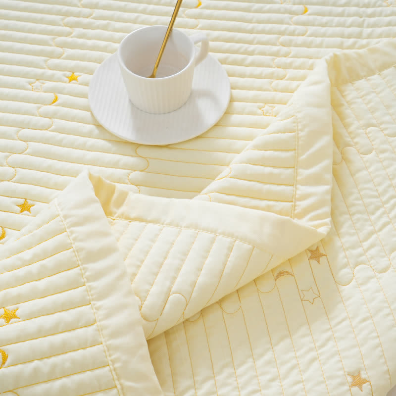 Süße leichte Sommerdecke mit Mond und Sternen