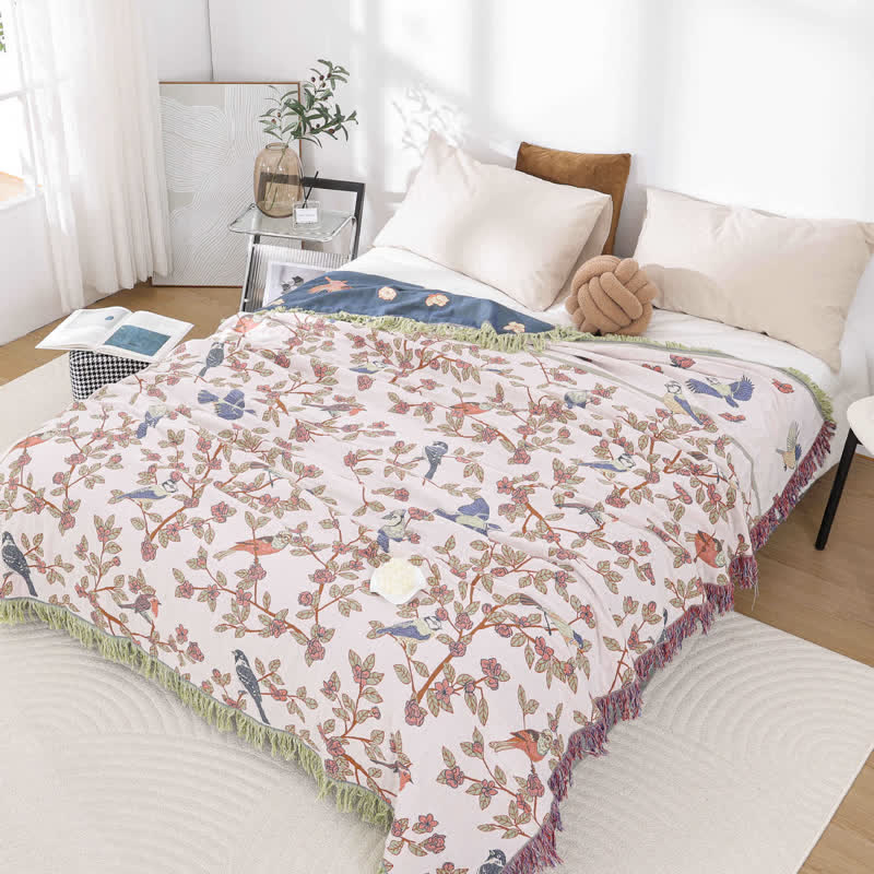 Steppdecke mit Blumen- und Vogelquasten aus Baumwollgaze