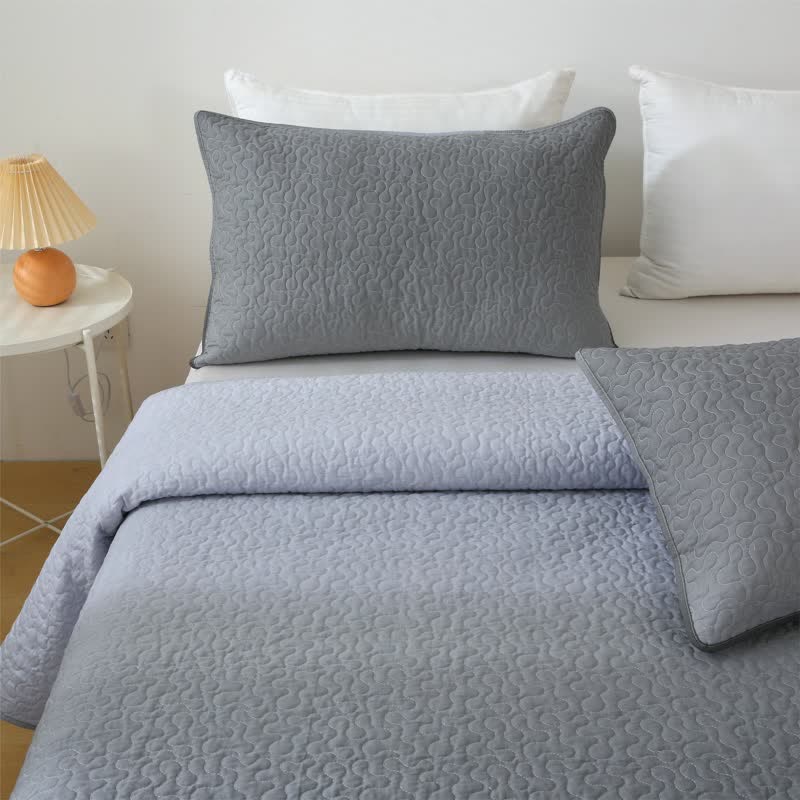 Weiche Steppdecke aus reiner Baumwolle im schlichten Stil