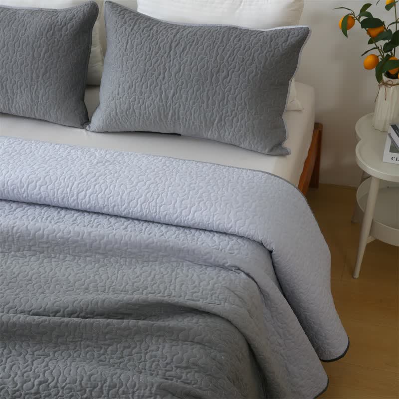 Weiche Steppdecke aus reiner Baumwolle im schlichten Stil