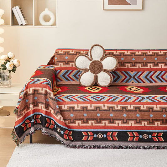 Sofaschoner mit geometrischen Quasten im Boho-Stil