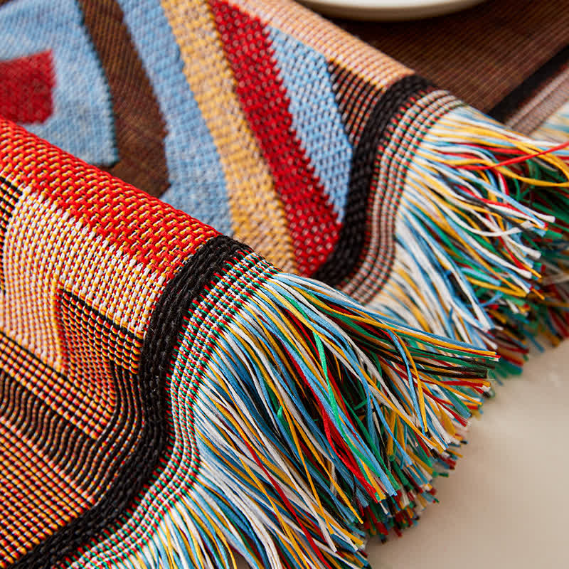Sofaschoner mit geometrischen Quasten im Boho-Stil