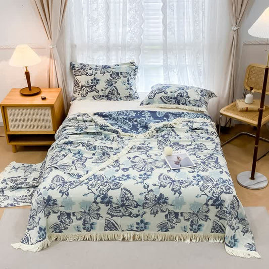 Leichte Steppdecke mit Quasten und Schmetterlingsmotiv aus Baumwollgaze