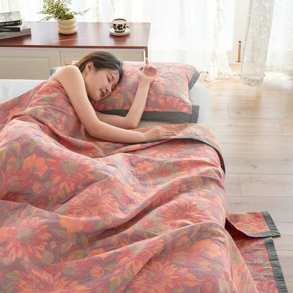 Dreilagige Steppdecke aus Baumwollgaze mit Blumenmuster