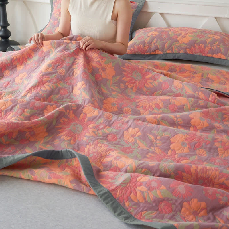 Dreilagige Steppdecke aus Baumwollgaze mit Blumenmuster