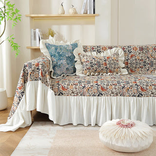 Weicher Sofabezug mit Rüschen und Elstermotiv und Blumenmuster