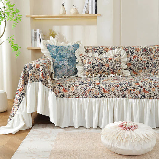 Weicher Sofabezug mit Rüschen und Elstermotiv und Blumenmuster