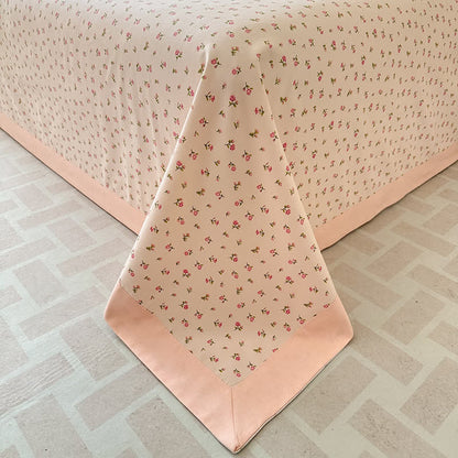 Weiche Tagesdecke aus reiner Baumwolle mit eleganter Rose