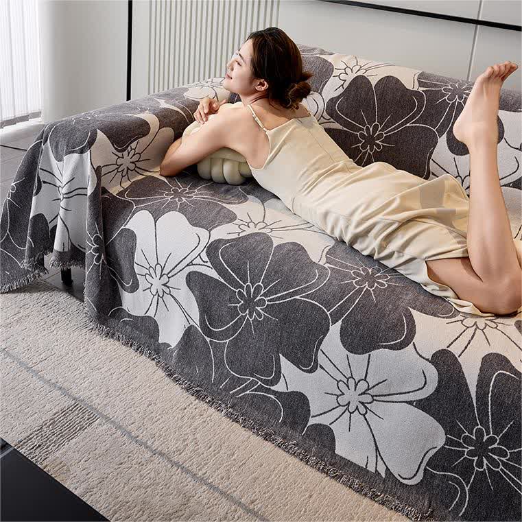 Weicher Sofaschoner aus Chenille mit rustikalem Blumenmuster