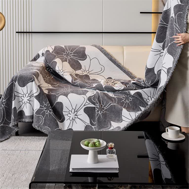 Weicher Sofaschoner aus Chenille mit rustikalem Blumenmuster
