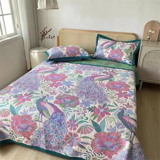 Baumwollsteppdecke im ländlichen Stil mit Blumen- und Pfauenmotiv
