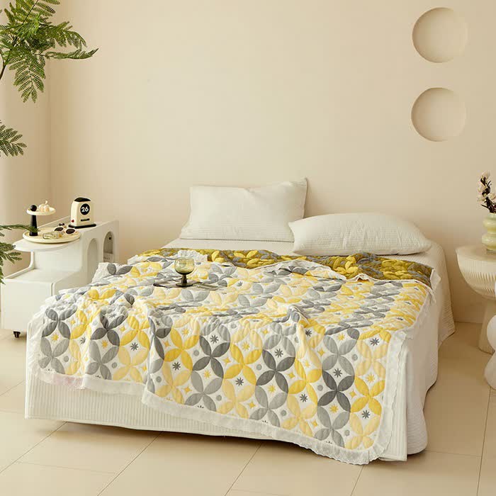 Geometrische Steppdecke aus Bambusfaser mit Spitzenrand