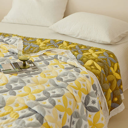 Geometrische Steppdecke aus Bambusfaser mit Spitzenrand