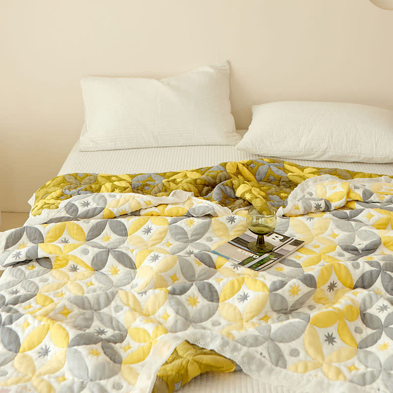 Geometrische Steppdecke aus Bambusfaser mit Spitzenrand