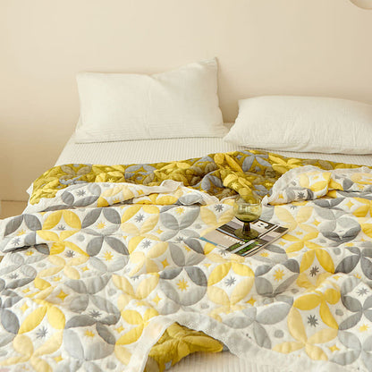 Geometrische Steppdecke aus Bambusfaser mit Spitzenrand