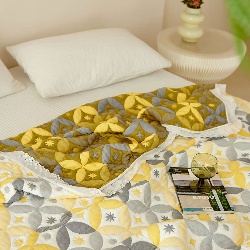 Geometrische Steppdecke aus Bambusfaser mit Spitzenrand