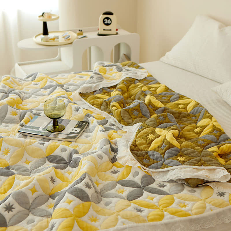 Geometrische Steppdecke aus Bambusfaser mit Spitzenrand