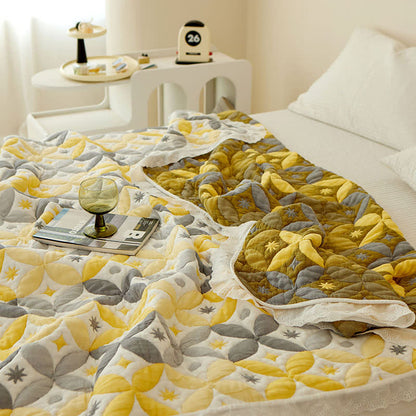 Geometrische Steppdecke aus Bambusfaser mit Spitzenrand