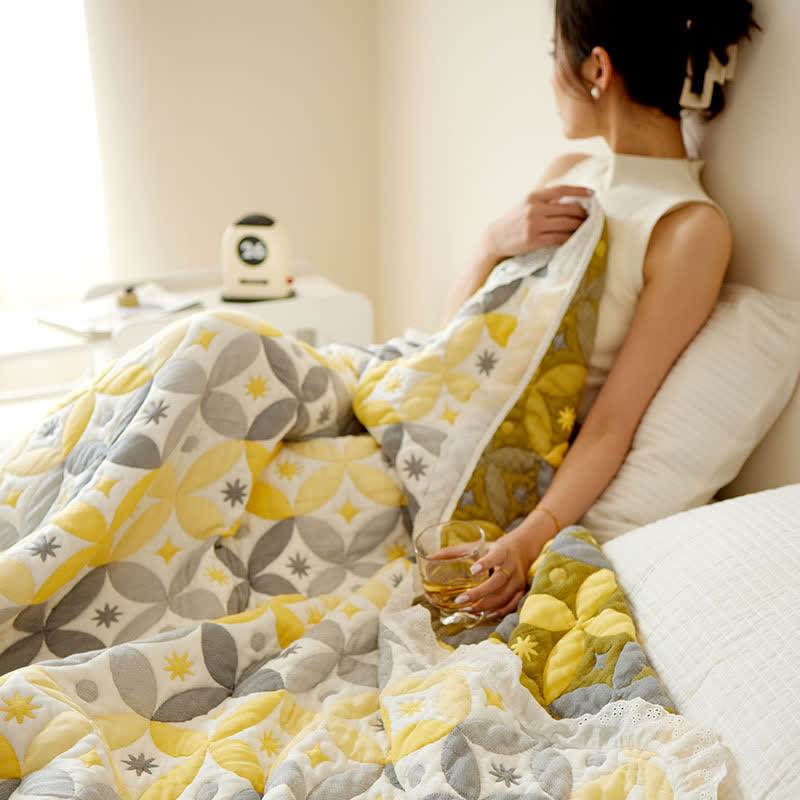 Geometrische Steppdecke aus Bambusfaser mit Spitzenrand