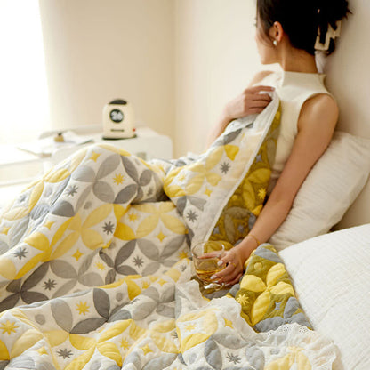 Geometrische Steppdecke aus Bambusfaser mit Spitzenrand