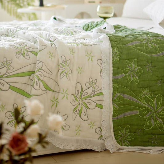 Steppdecke aus Bambusfaser mit frischem Blumenmuster