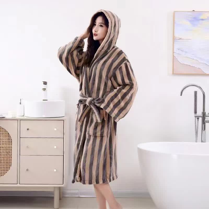 Modern Line Bequemer Fleece-Bademantel mit Kapuze