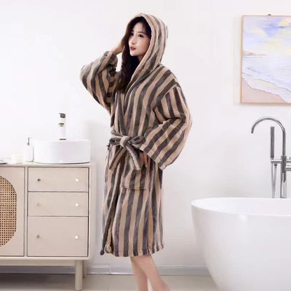 Modern Line Bequemer Fleece-Bademantel mit Kapuze