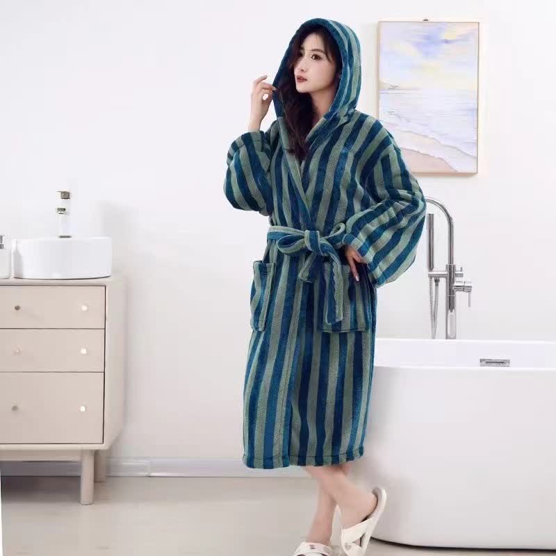 Modern Line Bequemer Fleece-Bademantel mit Kapuze