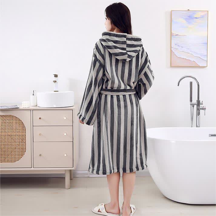 Modern Line Bequemer Fleece-Bademantel mit Kapuze