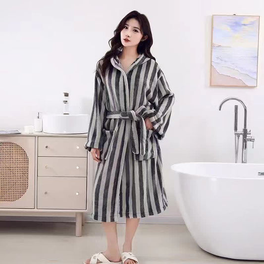 Modern Line Bequemer Fleece-Bademantel mit Kapuze