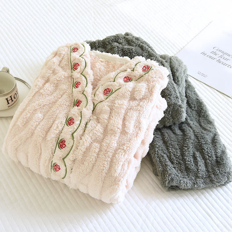 Flauschiges Fleece-Pyjama-Set mit Stickerei und langen Ärmeln