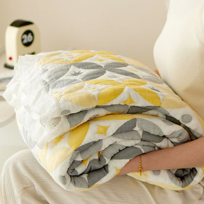 Geometrische Steppdecke aus Bambusfaser mit Spitzenrand